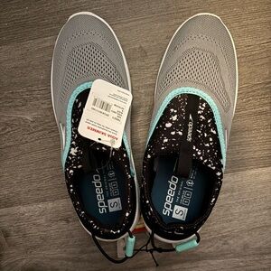 NWT women’s size 5-6 water shoes